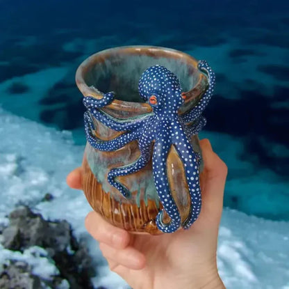 Tasse à café en céramique artisanale avec relief pieuvre